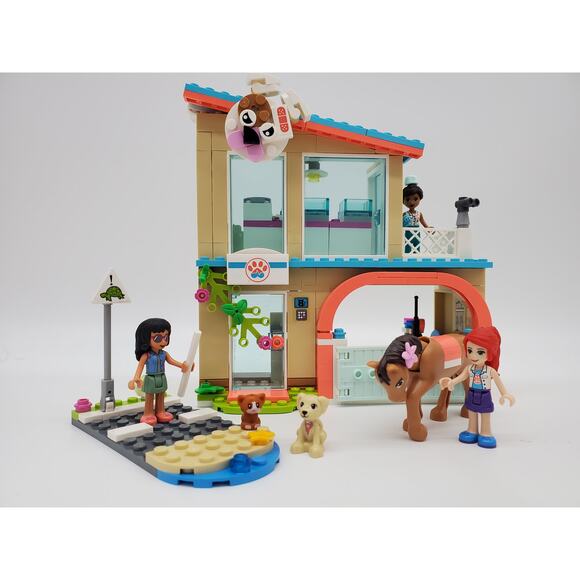 Lego Friends - Heartlake City Vet Clinic - 41446 - Picture 2 of 9